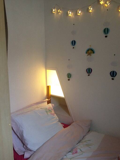 Une des chambres douillettes pour une nuit calme à Paris.