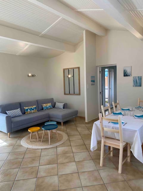 Successful Airbnb property: 90 m2 duplex with pretty terrace in the countryside in Hyères