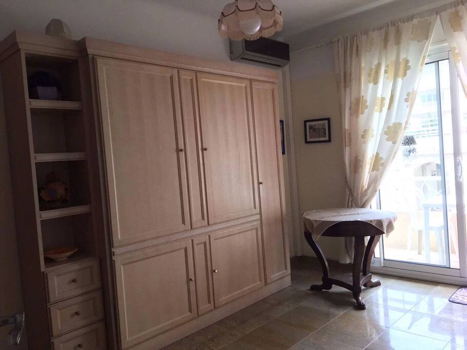 chambre avec lit armoire escamotable