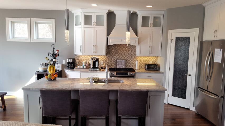 Downtown Wayzata just a short walk to coffee shop gallery image 5