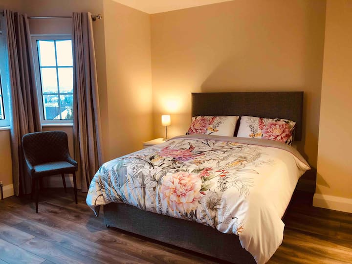 King ukubwa chumba cha kulala na en-suite kura ya chumbani nafasi bay dirisha mtazamo wa Killarney mji