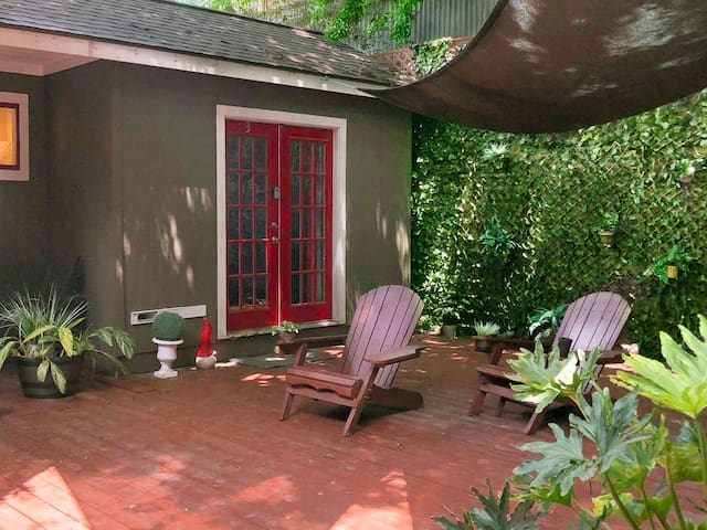 ♡♡TINY Museum/Montrose Studio w/Deck - Park FREE♡♡