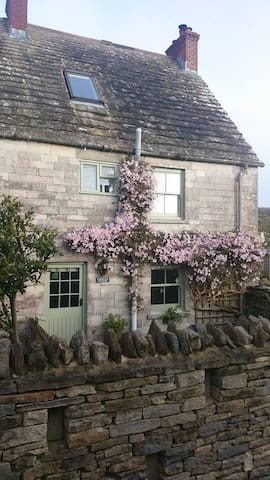Rural retreat with stunning views on coast path.