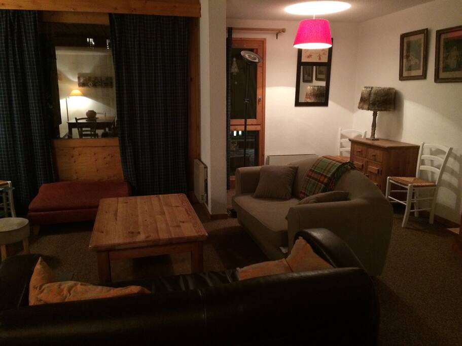 un salon ouvert sur une terrasse avec vue sur la montagne