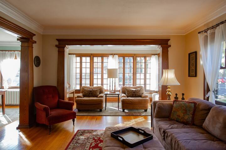 Fabulous Uptown 7BR, 2BA Location, Location! gallery image 4