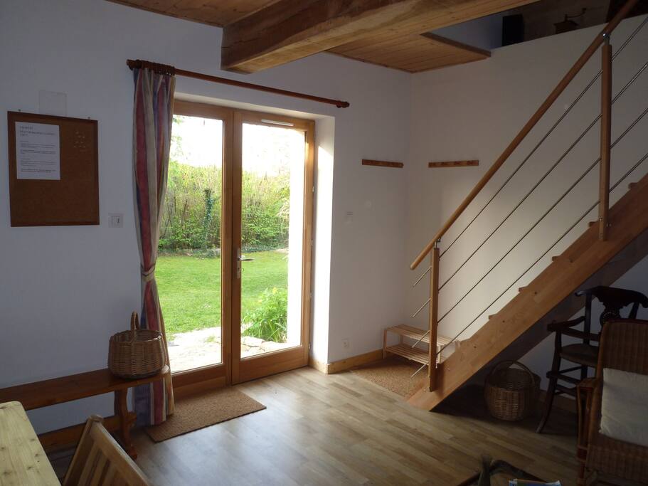 Cuisine/séjour avec entrée du gîte