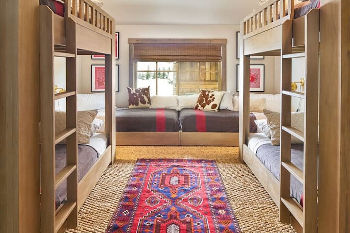 Bunk bedroom for 6 people (6 twin beds)
