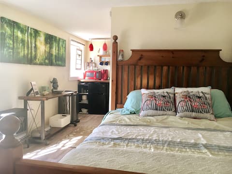 Successful Airbnb property: Lakeside Beachy Cottage in Lake Magdalene