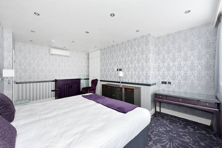 4 Bed/2 Bath Duplex, AC, FibreOptic Wi-Fi gallery image 3