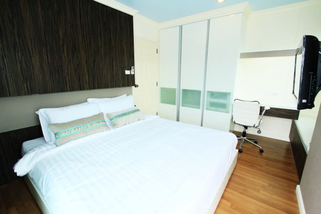 Bedroom 1 with City View (King size 180*200 CM bed)