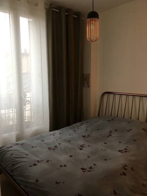 chambre avec sa douche attenante. Lit 140x200