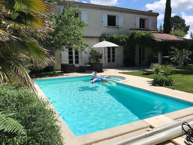 Grande villa piscine entre Bordeaux et les plages