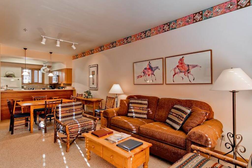 Couch,Furniture,Bench,Table,Tabletop