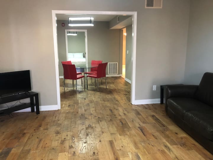 Updated Hospital Hill 2+2 apartment with parking