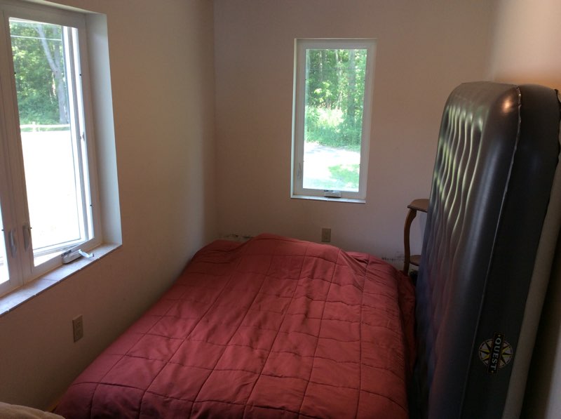 אזור שינה פרטי למחצה מעל חניה מקורה נפרדת