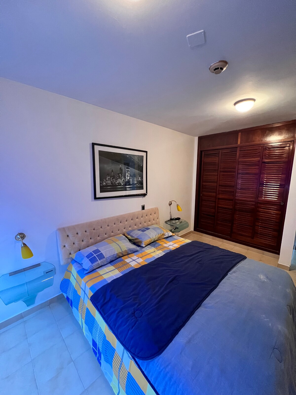 Glavna soba s privatnom kupaonicom i ormarom za odlaganje prtljage