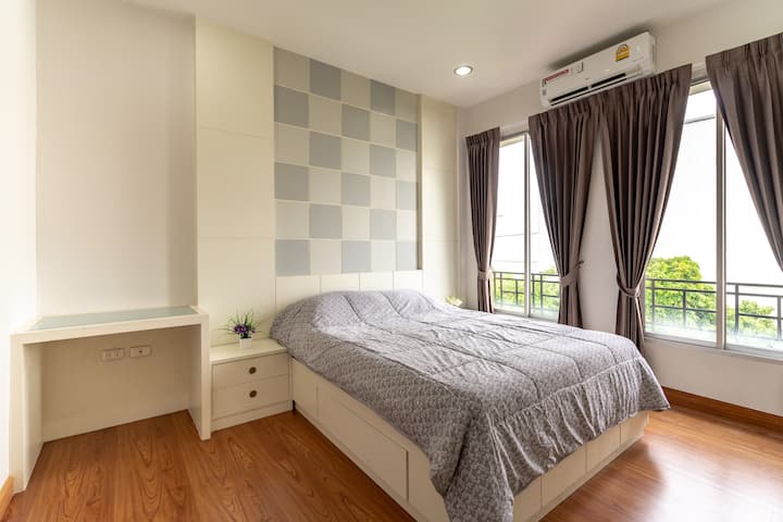 Საძინებელი ნომერი 2 კომფორტული საწოლით.