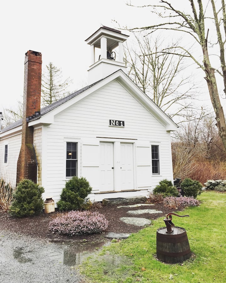 Tiverton 4 Corners Schoolhouse No.1 Farm stays for Rent in Tiverton