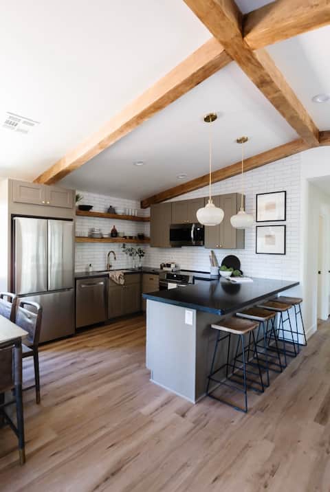 Quiet Designer Cabin with Large Deck & Hot Tub