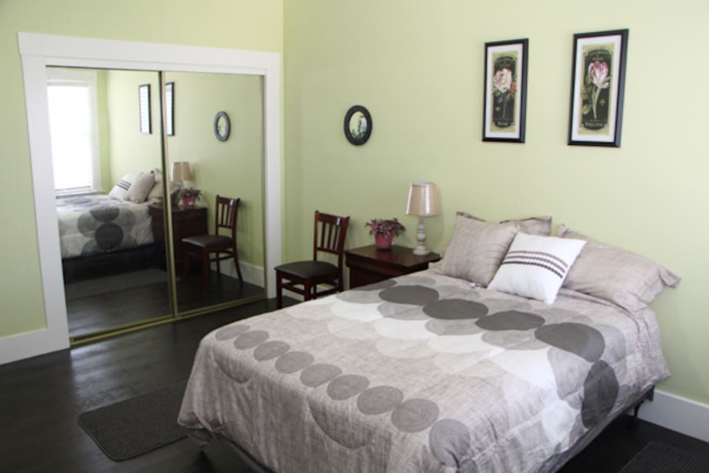 Double bed/full length mirrors