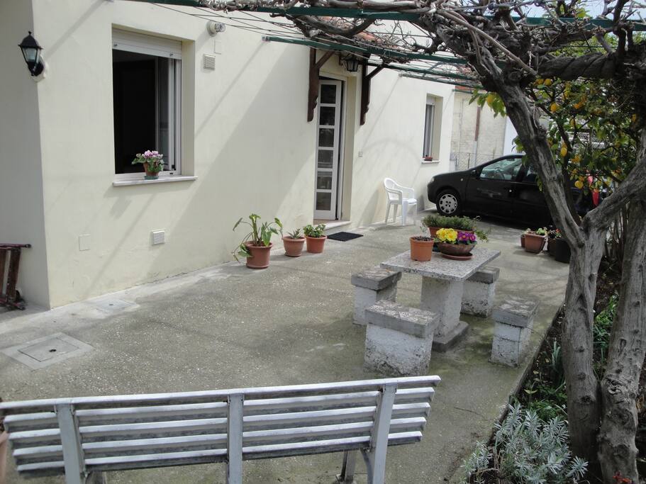 Cortile e portone d'ingresso