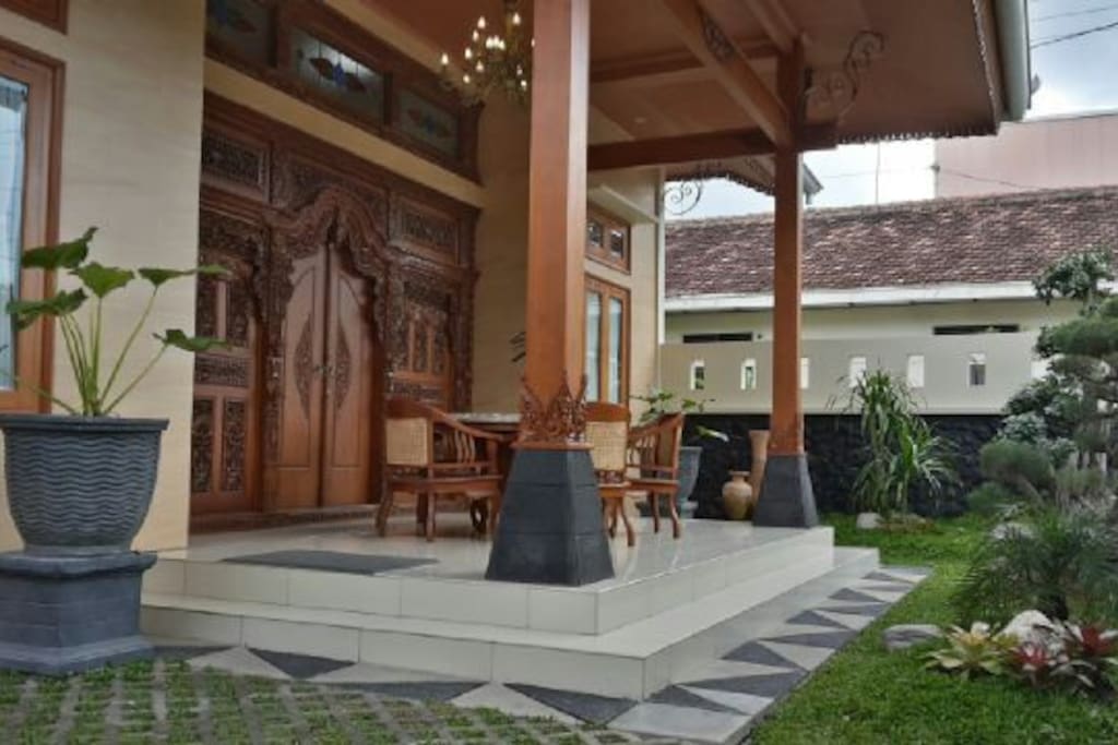 Teras depan guesthouse, dengan hiasan gebyog jati ukiran jepara dan kursi jati meja marmer menambah gaya klasik, serta taman yang cukup luas dan indah.