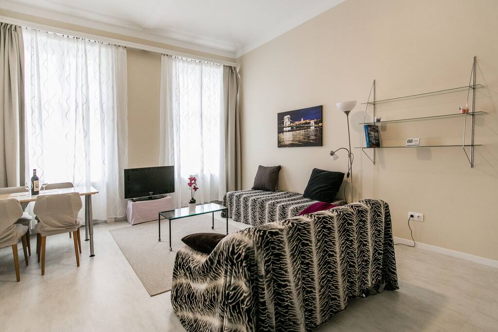 Plenty of space in the livingroom with lot of light.