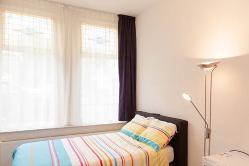 Bedroom with floorlamb