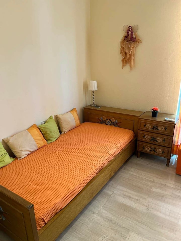 主公寓的第二间卧室，有2张单人床