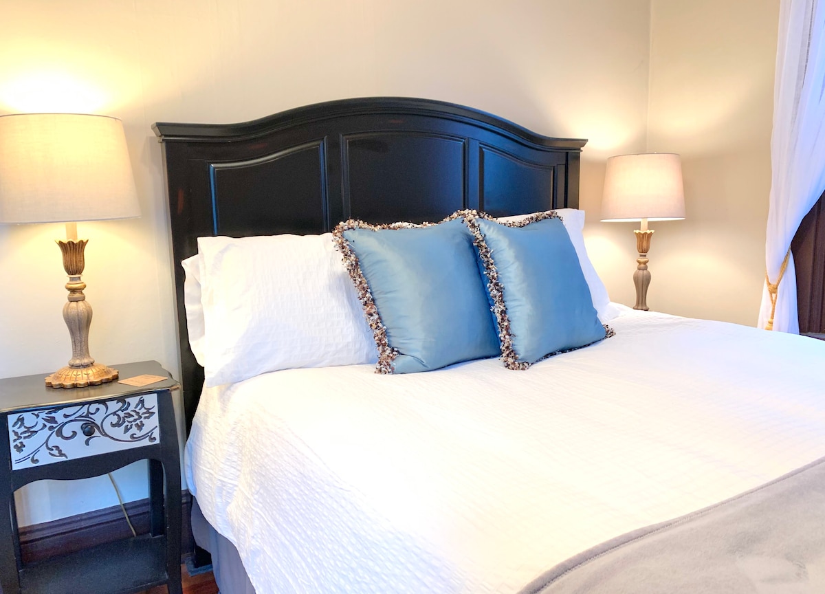 主层设有标准双人床套房。带全功能卫生间。