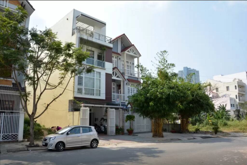 Ngôi nhà nhìn từ phía bạn