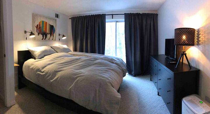 Chambre principale avec lit king size, porte-bagages pour votre valise et rangement dans la commode. Apportez des valises par la porte du patio pour éviter de naviguer dans l'escalier en colimaçon.