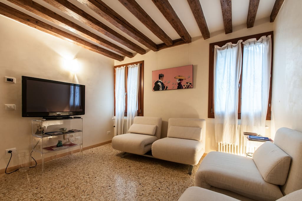 Detail tv and sofas