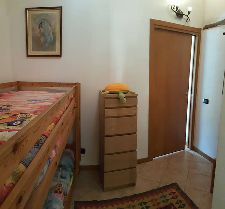 cameretta con letto castello 2 piano
