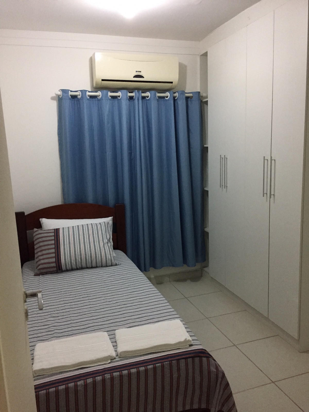 غرفة نوم 2 - سرير واحد مع خيار فراش إضافي.