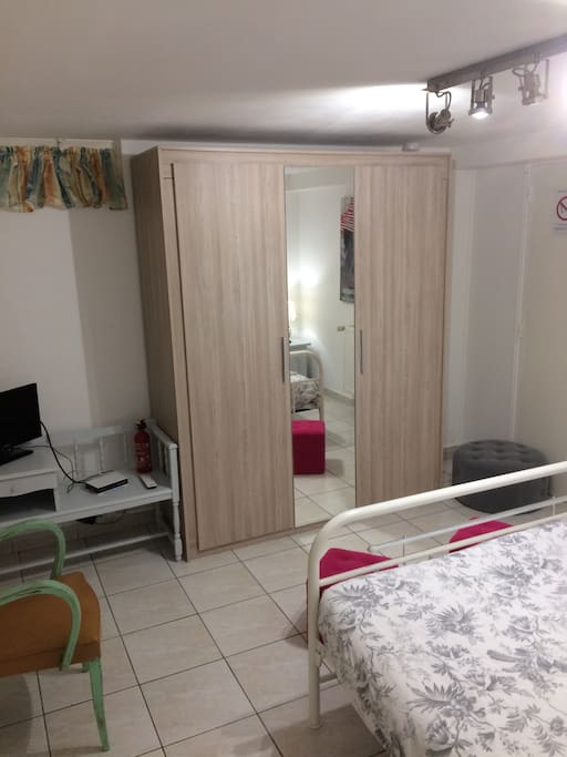 Armoire et TV à disposition dans la chambre