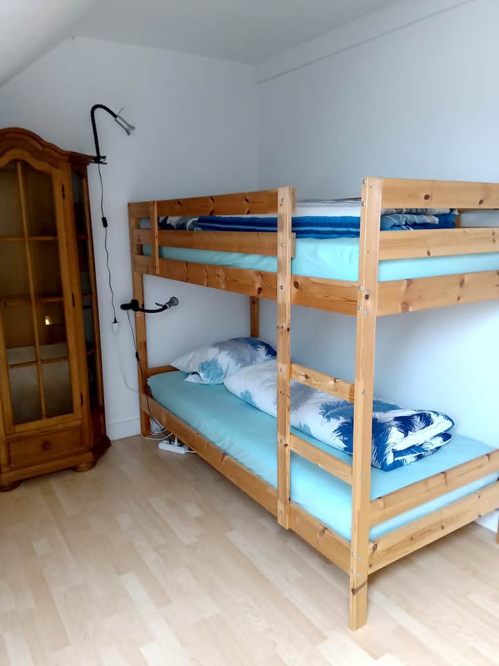 Poschodová posteľ, horné poschodie s priechodom/dverami do spálne 2 s poschodovou posteľou a schodmi nadol s dverami