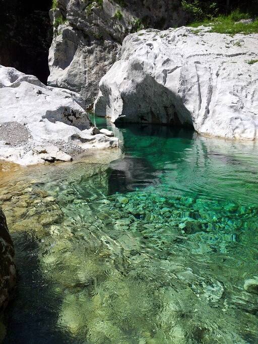 L'Arzino offre posti meravigliosi dove fare il bagno in acque dal colore caraibico.
River Arzino offers wonderful places to swim, with caraibic-like waters.