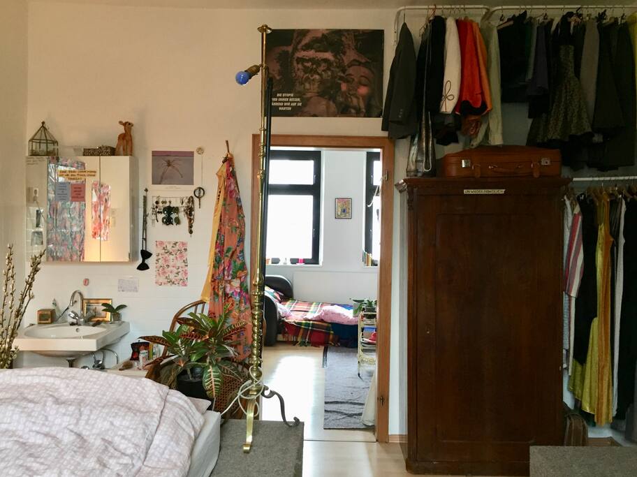 Schlafzimmer mit Blick ins Atelier