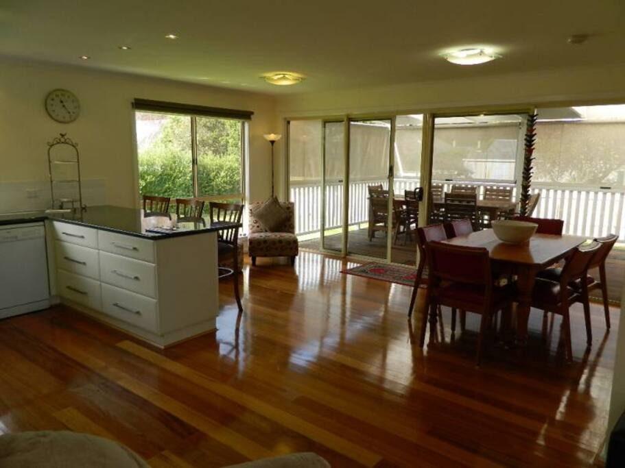 Kitchen & dining area
