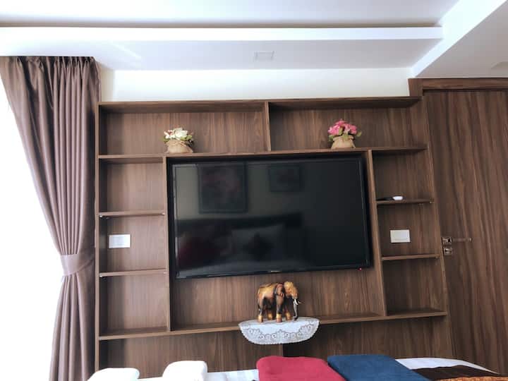 50" led TV u spavaćoj sobi
