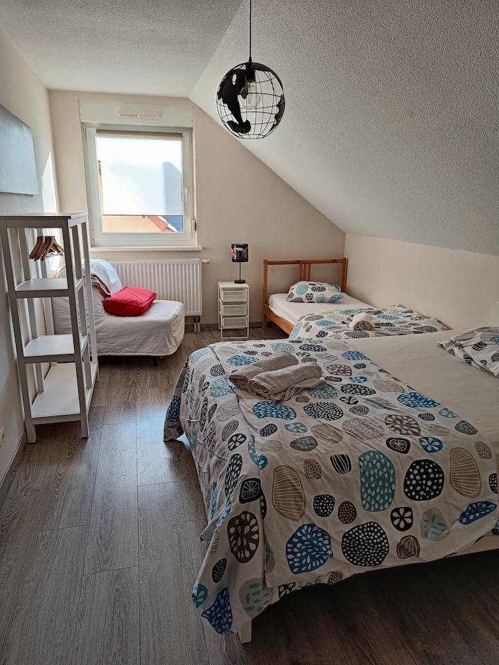 Sovrum med en stor dubbelsäng och en enkelsäng, möjlighet att lägga till en enkelsäng. Med en 18 m2 golvyta
