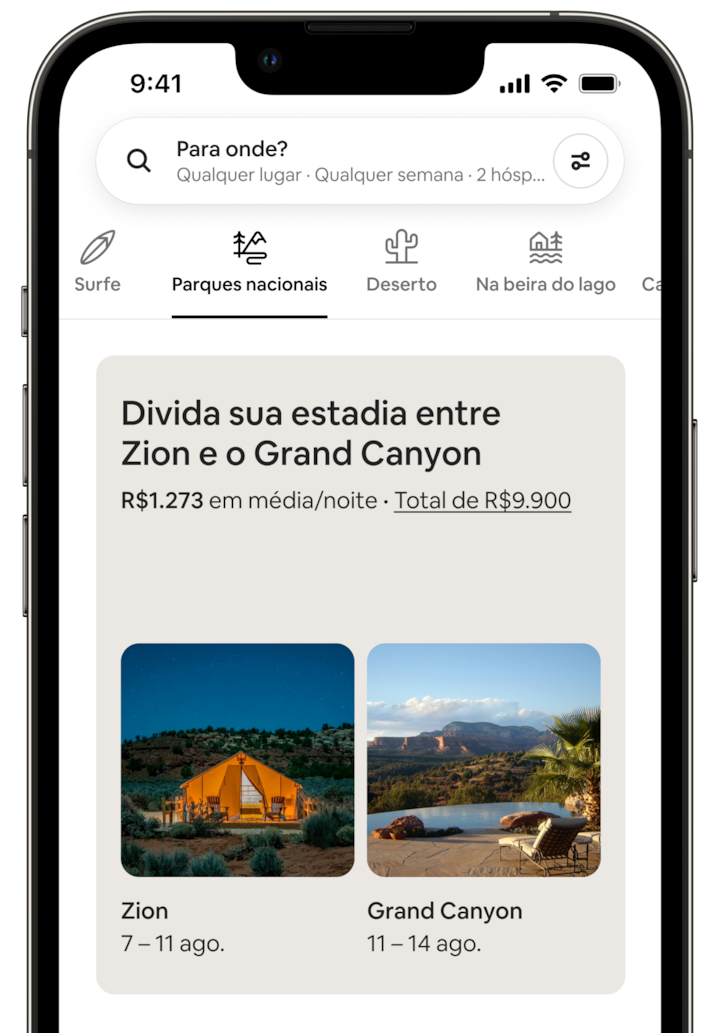 O ecrã de um telemóvel mostra uma Estadia Dividida da categoria Parques Nacionais. No ecrã, pode ver-se "Divida o seu tempo entre Zion e o Grand Canyon", juntamente com o preço proposto para a viagem. Abaixo estão duas fotos lado a lado. A foto de Zion mostra uma tenda espaçosa e iluminada sob um céu escuro. A foto do Grand Canyon mostra uma piscina exterior com vistas para a montanha. Cada foto está legendada com datas, que deixam claro que o hóspede passaria 4 dias em Zion, seguido de 3 dias no Grand Canyon.