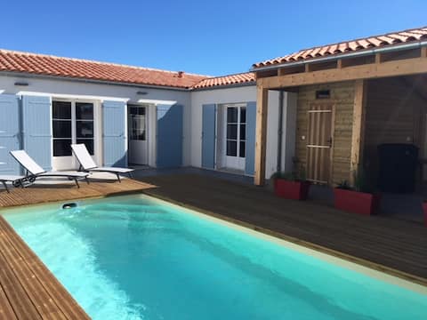 villa standing pool 4 ch. by the sea