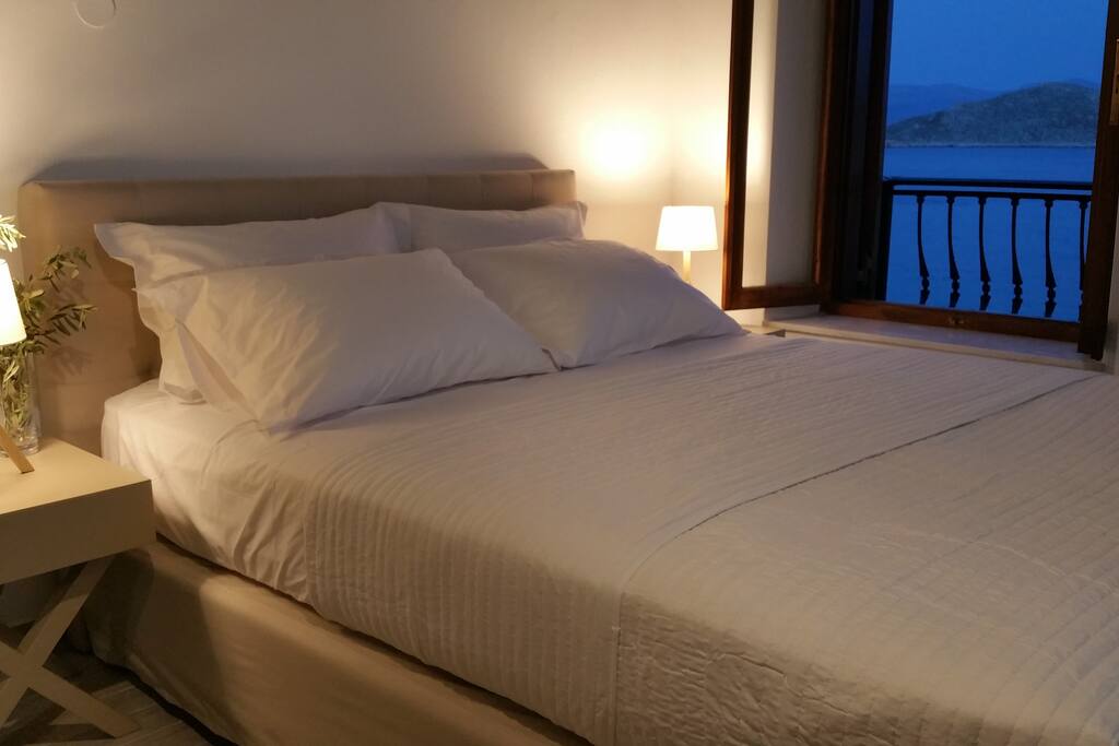 King size bed with direct sea view