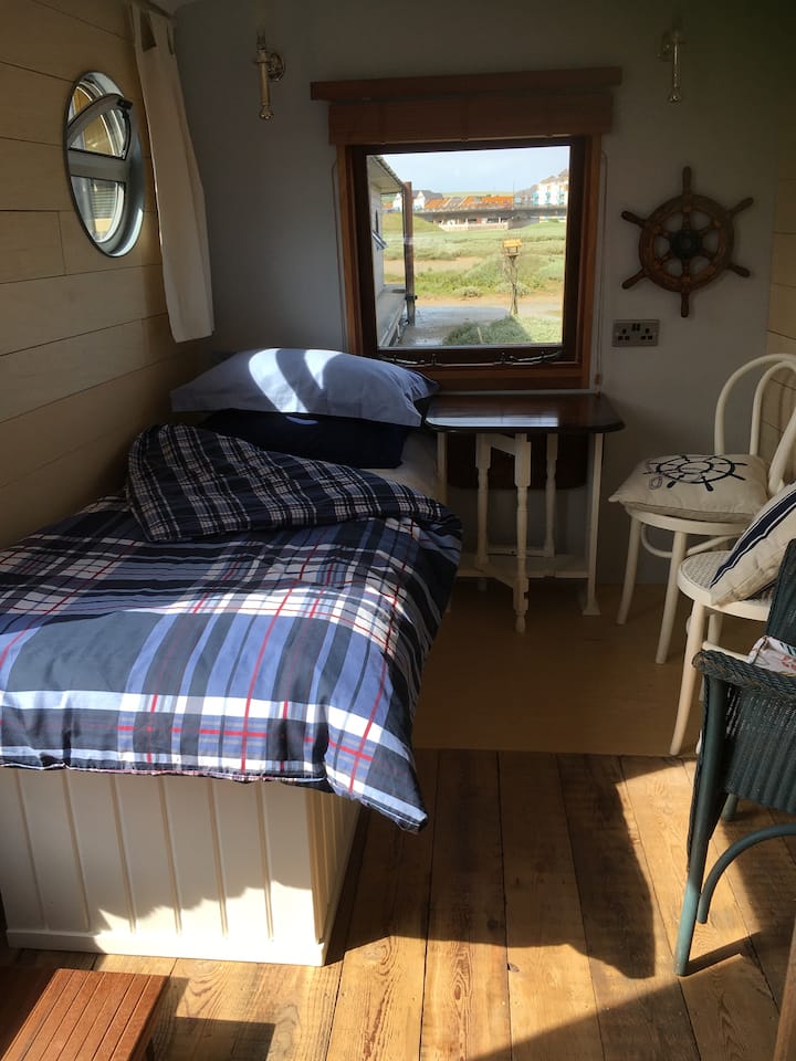 Top 5 Houseboats Near Brighton, UK Updated 2024 Trip101