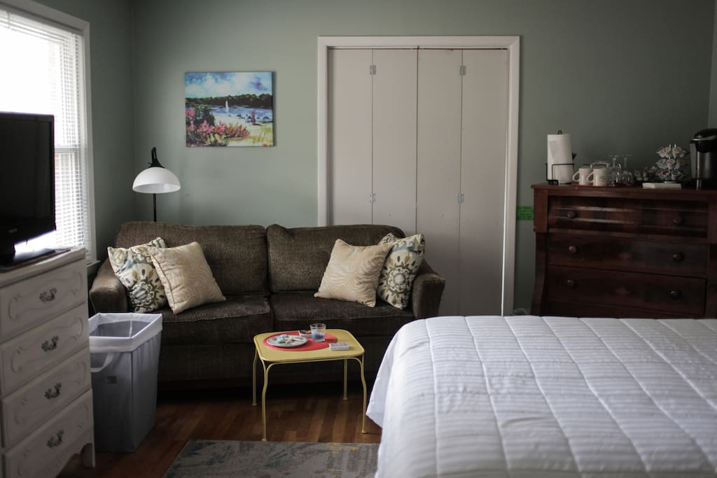 Spacious room, access to shared kitchen and private full bath in hallway. Afternoon sunlight for relaxing after a day at the beach and an outdoor shower:) Airbnb Super Host !