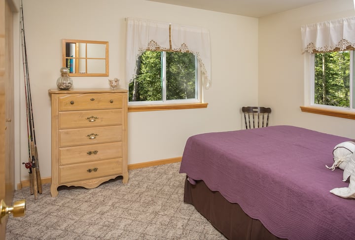 בחדר השינה הראשון למעלה יש מיטת קווין סייז, שידה וארון.