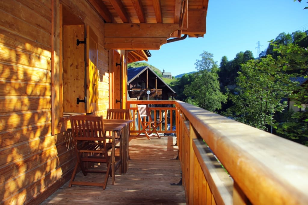 Un grand balcon d'où on entend les marmottes l'été