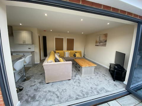 Top Airbnb: The Garden Bungalow in historic Gloucester in Gloucester